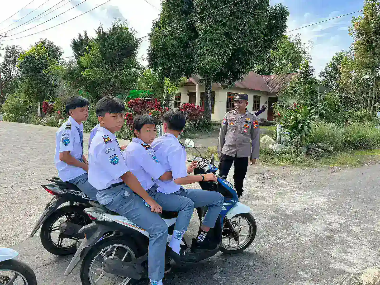 Patroli Humanis dan Edukasi Keselamatan Berkendara, Polsek Langowan Barat Dekatkan Polisi dengan Warga
